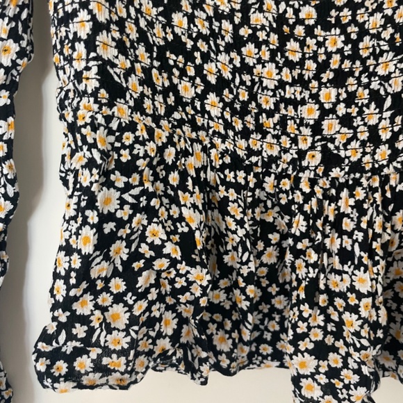 Daisy pattern on or off shoulder smocked peplum top - Picture 4 of 5